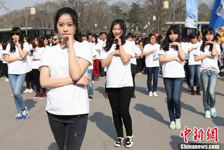 王宝强和冯清与友人聚会， 饭后一同乘车离开，太幸福！